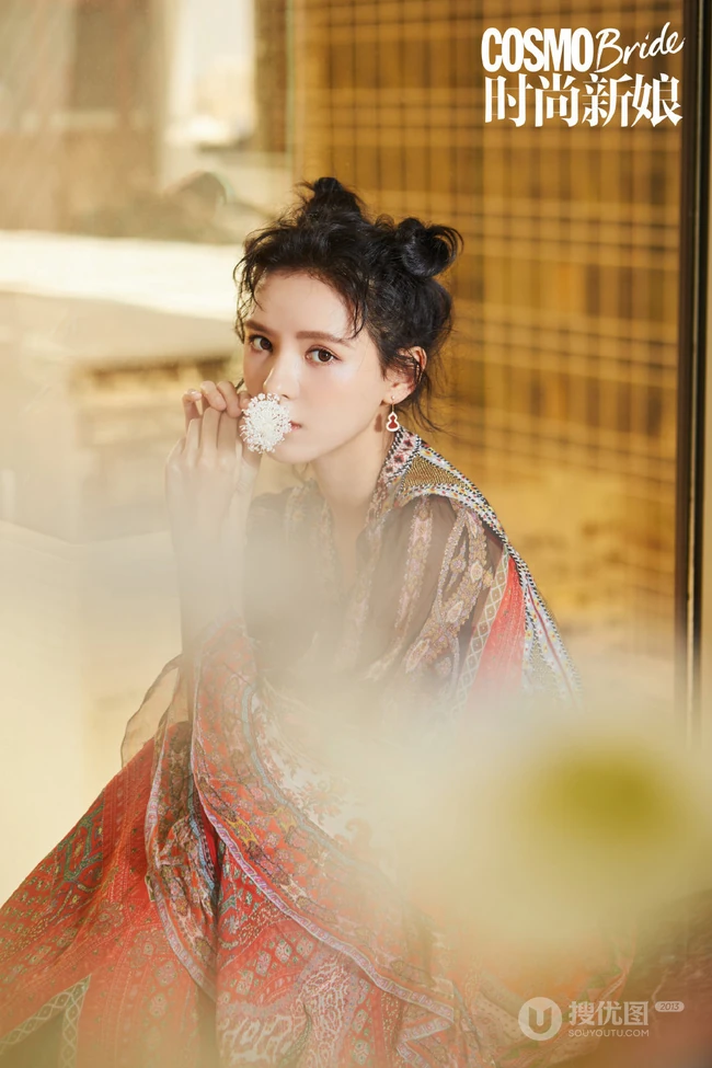 张予曦很甜很撩双丸子头卷发发型登《时尚新娘》杂志图片