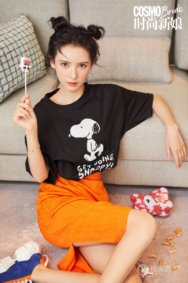 张予曦很甜很撩双丸子头卷发发型登《时尚新娘》杂志图片