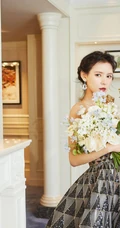 张予曦很甜很撩双丸子头卷发发型登《时尚新娘》杂志图片