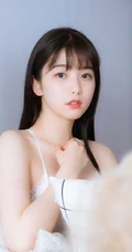 甜美爱笑的浅粉修身美少低领蕾丝肩带睡裙气质室内吸睛图片