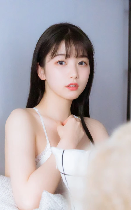 甜美爱笑的浅粉修身美少低领蕾丝肩带睡裙气质室内吸睛图片