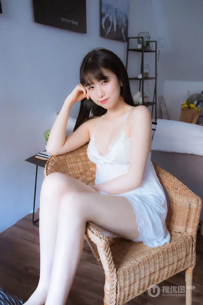 甜美爱笑的浅粉修身美少低领蕾丝肩带睡裙气质室内吸睛图片