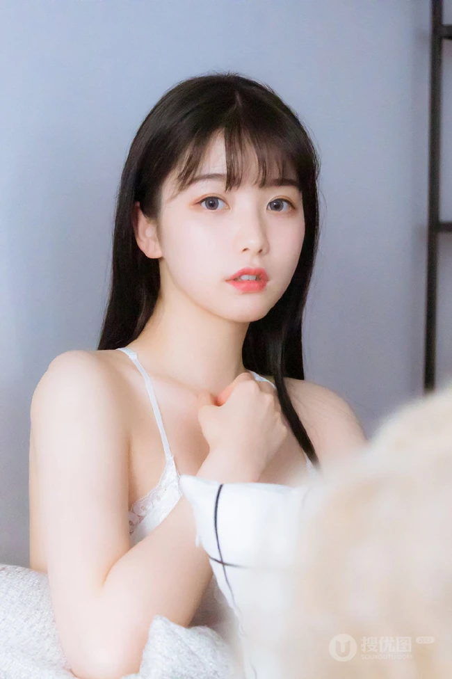 甜美爱笑的浅粉修身美少低领蕾丝肩带睡裙气质室内吸睛图片
