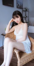 甜美爱笑的浅粉修身美少低领蕾丝肩带睡裙气质室内吸睛图片