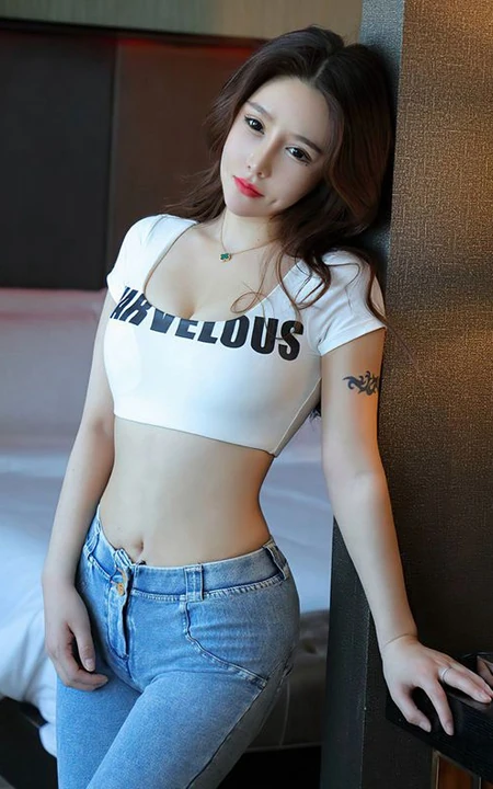 气质精选身材女生佳人曲佑熙紧身礼裙牛仔裤美图录室内图片