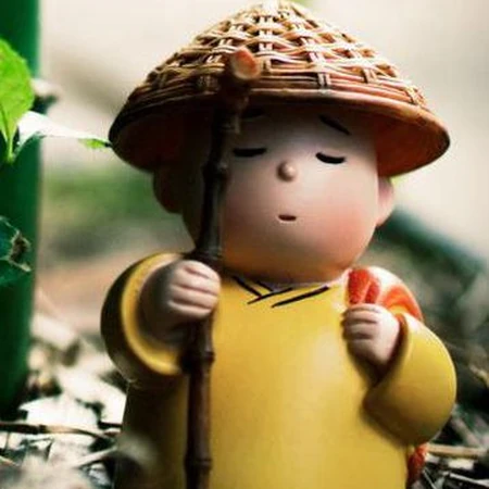 戴着斗笠，穿着黄色僧服的佛系可爱小和尚玩具图片