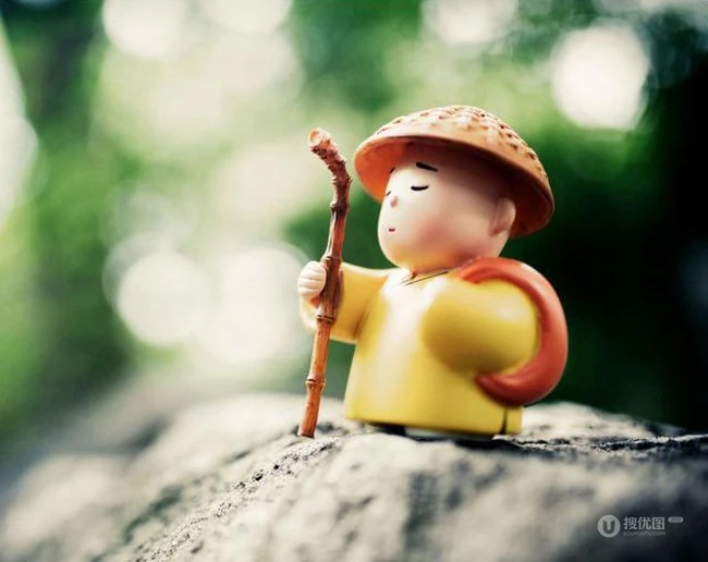 戴着斗笠，穿着黄色僧服的佛系可爱小和尚玩具图片 第2张