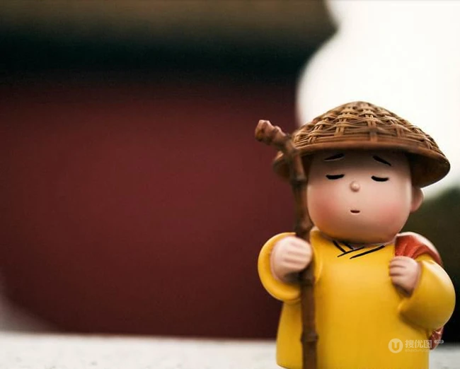 戴着斗笠，穿着黄色僧服的佛系可爱小和尚玩具图片 第6张