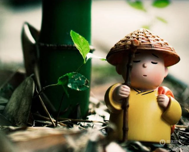 戴着斗笠，穿着黄色僧服的佛系可爱小和尚玩具图片 第3张