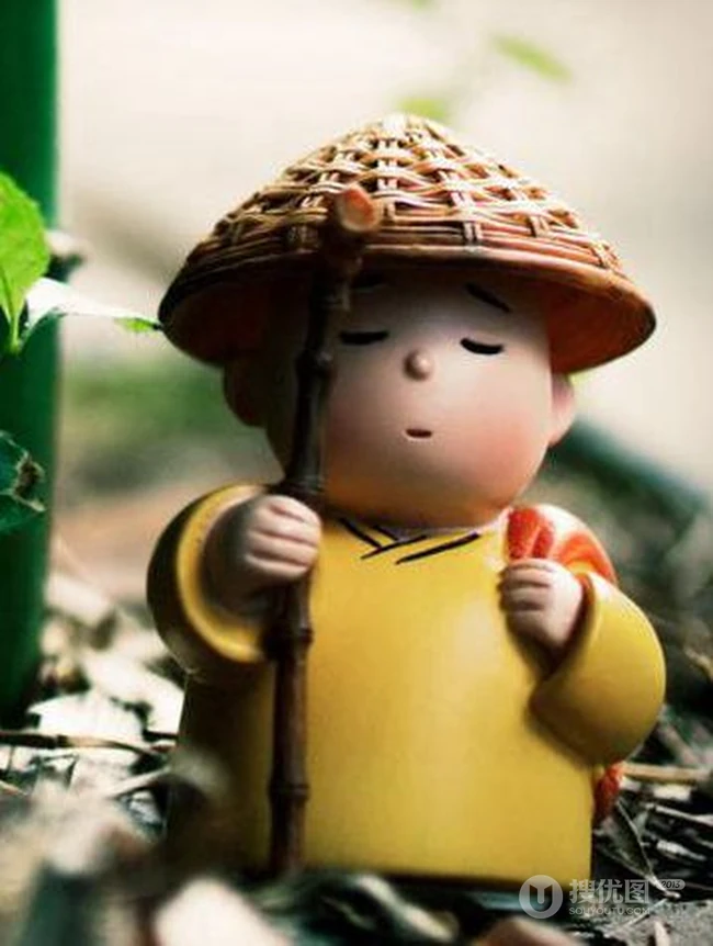 戴着斗笠，穿着黄色僧服的佛系可爱小和尚玩具图片 第1张