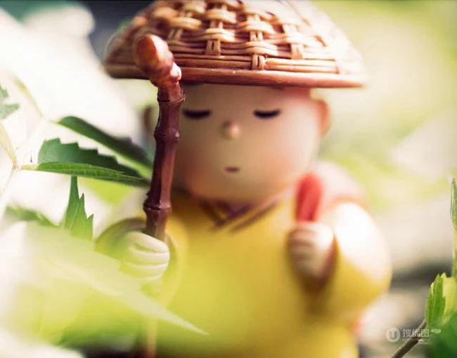 戴着斗笠，穿着黄色僧服的佛系可爱小和尚玩具图片 第5张