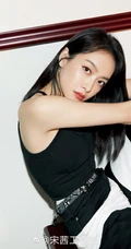 宋茜《创造营2020》精致干练黑色背心搭配拼接长裤洒脱穿着图片
