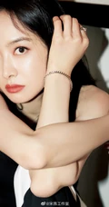 宋茜《创造营2020》精致干练黑色背心搭配拼接长裤洒脱穿着图片