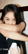 宋茜《创造营2020》精致干练黑色背心搭配拼接长裤洒脱穿着图片