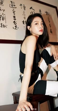 宋茜《创造营2020》精致干练黑色背心搭配拼接长裤洒脱穿着图片