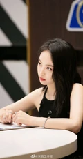 宋茜《创造营2020》精致干练黑色背心搭配拼接长裤洒脱穿着图片