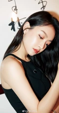 宋茜《创造营2020》精致干练黑色背心搭配拼接长裤洒脱穿着图片