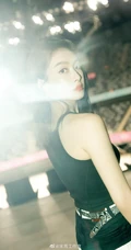 宋茜《创造营2020》精致干练黑色背心搭配拼接长裤洒脱穿着图片