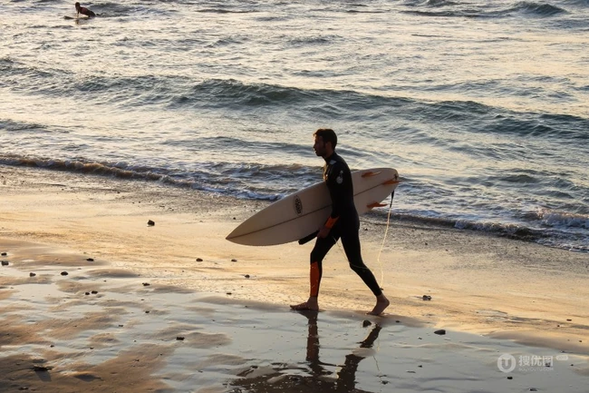 海边抱着冲浪板的欧美年轻人唯美励志运动图片 第3张