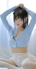 戴耳机的黑直长发漂亮女生气质好看蓝衣短裤室内写真图片