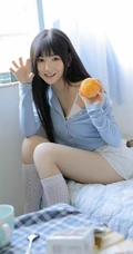 戴耳机的黑直长发漂亮女生气质好看蓝衣短裤室内写真图片