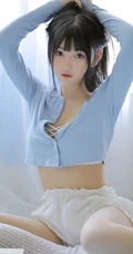 戴耳机的黑直长发漂亮女生气质好看蓝衣短裤室内写真图片