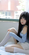 戴耳机的黑直长发漂亮女生气质好看蓝衣短裤室内写真图片