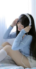 戴耳机的黑直长发漂亮女生气质好看蓝衣短裤室内写真图片