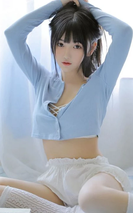 戴耳机的黑直长发漂亮女生气质好看蓝衣短裤室内写真图片