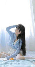 戴耳机的黑直长发漂亮女生气质好看蓝衣短裤室内写真图片