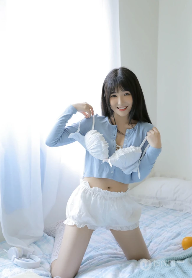 戴耳机的黑直长发漂亮女生气质好看蓝衣短裤室内写真图片