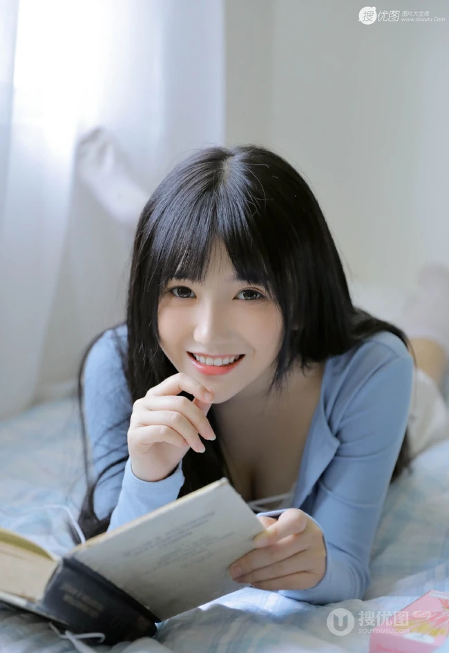 戴耳机的黑直长发漂亮女生气质好看蓝衣短裤室内写真图片