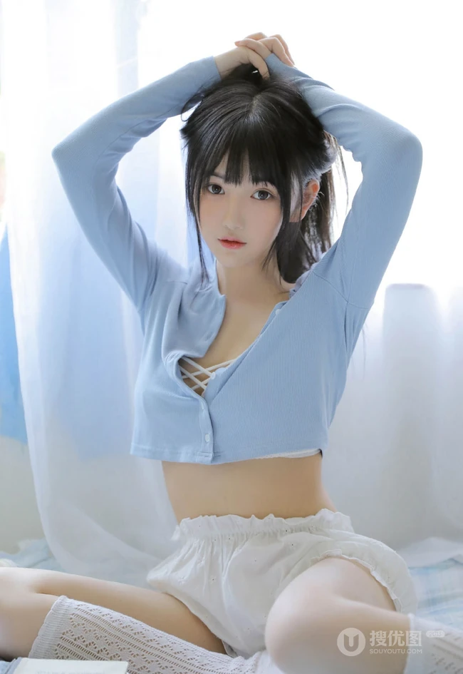 戴耳机的黑直长发漂亮女生气质好看蓝衣短裤室内写真图片
