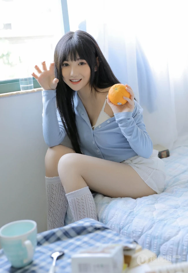 戴耳机的黑直长发漂亮女生气质好看蓝衣短裤室内写真图片