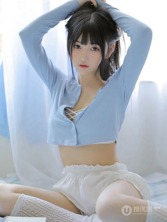 戴耳机的黑直长发漂亮女生气质好看蓝衣短裤室内写真图片