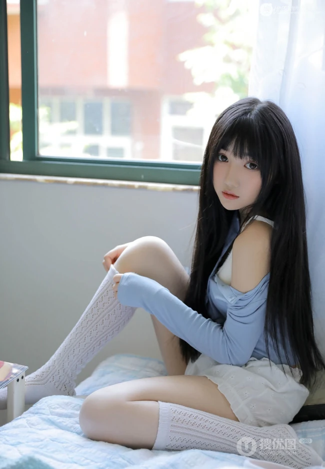 戴耳机的黑直长发漂亮女生气质好看蓝衣短裤室内写真图片