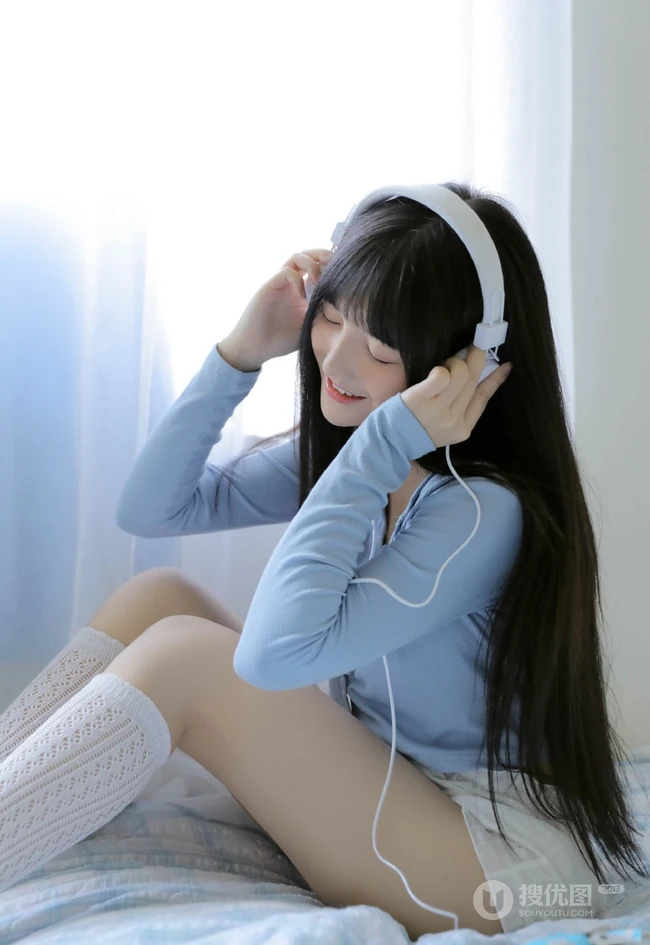 戴耳机的黑直长发漂亮女生气质好看蓝衣短裤室内写真图片