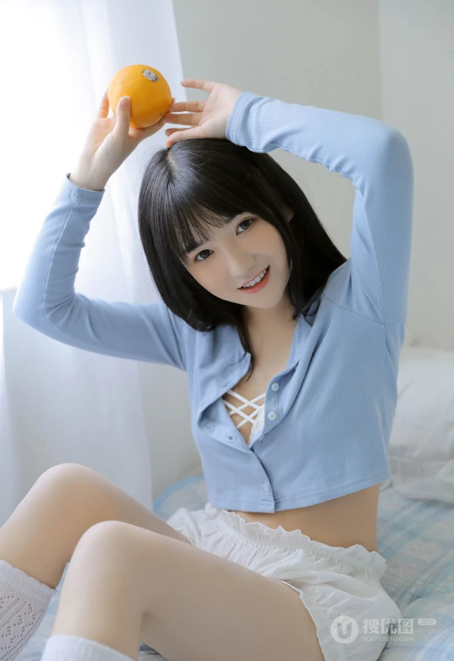 戴耳机的黑直长发漂亮女生气质好看蓝衣短裤室内写真图片