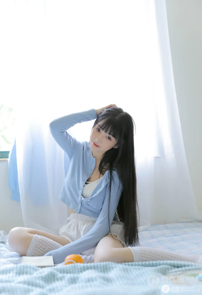 戴耳机的黑直长发漂亮女生气质好看蓝衣短裤室内写真图片