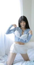 戴耳机的黑直长发漂亮女生气质好看蓝衣短裤室内写真图片