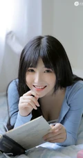 戴耳机的黑直长发漂亮女生气质好看蓝衣短裤室内写真图片