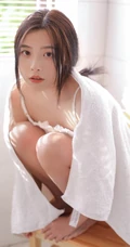 百叶窗前围着浴袍的女生佳人气质大秀香肩气质写真图片