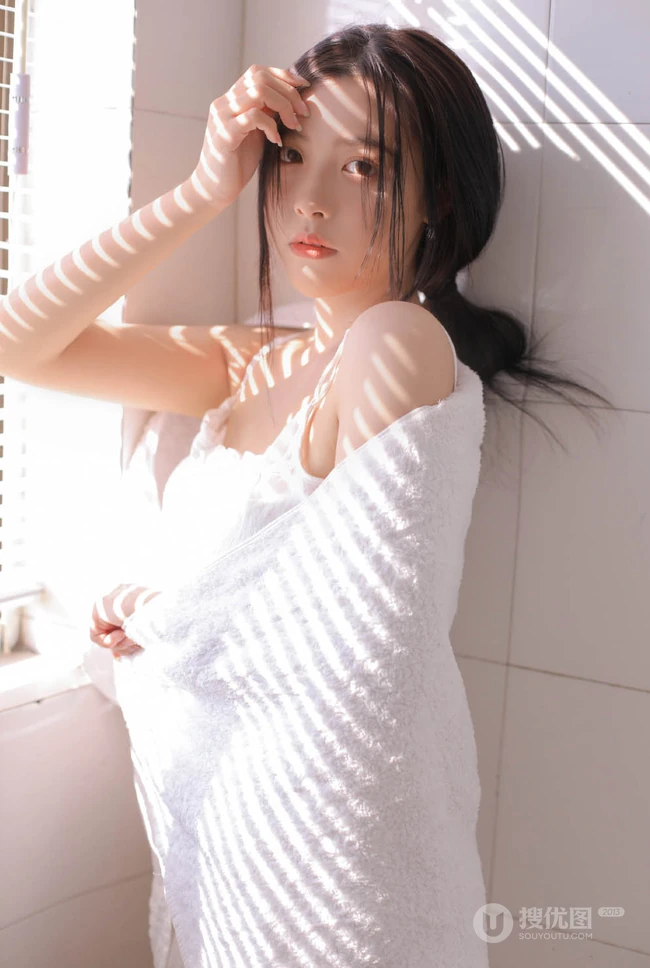 百叶窗前围着浴袍的女生佳人气质大秀香肩气质写真图片