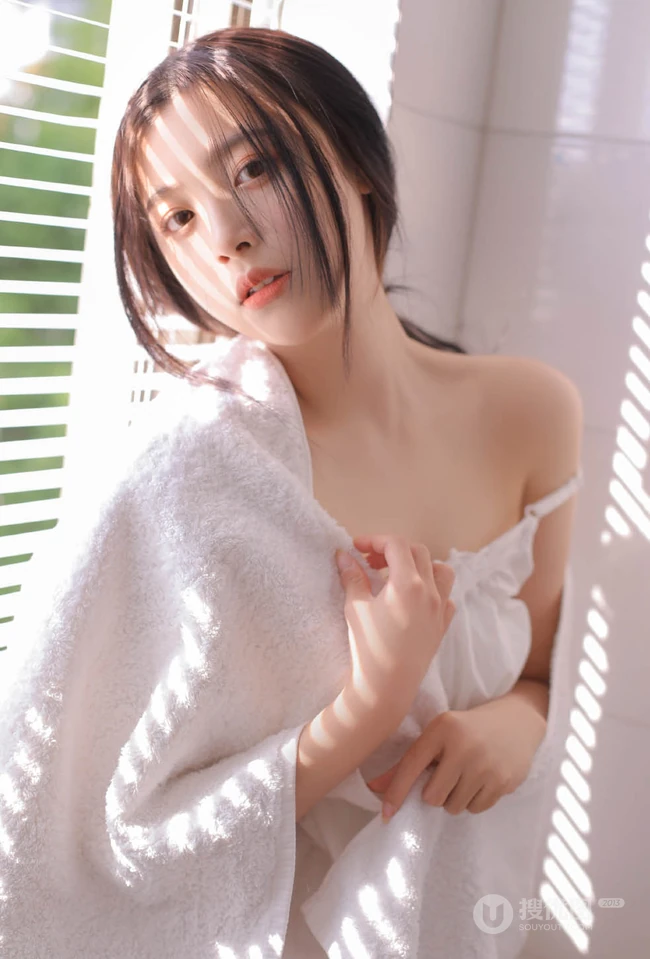 百叶窗前围着浴袍的女生佳人气质大秀香肩气质写真图片