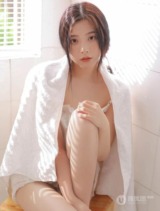 百叶窗前围着浴袍的女生佳人气质大秀香肩气质写真图片