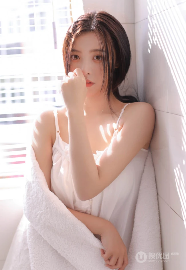 百叶窗前围着浴袍的女生佳人气质大秀香肩气质写真图片