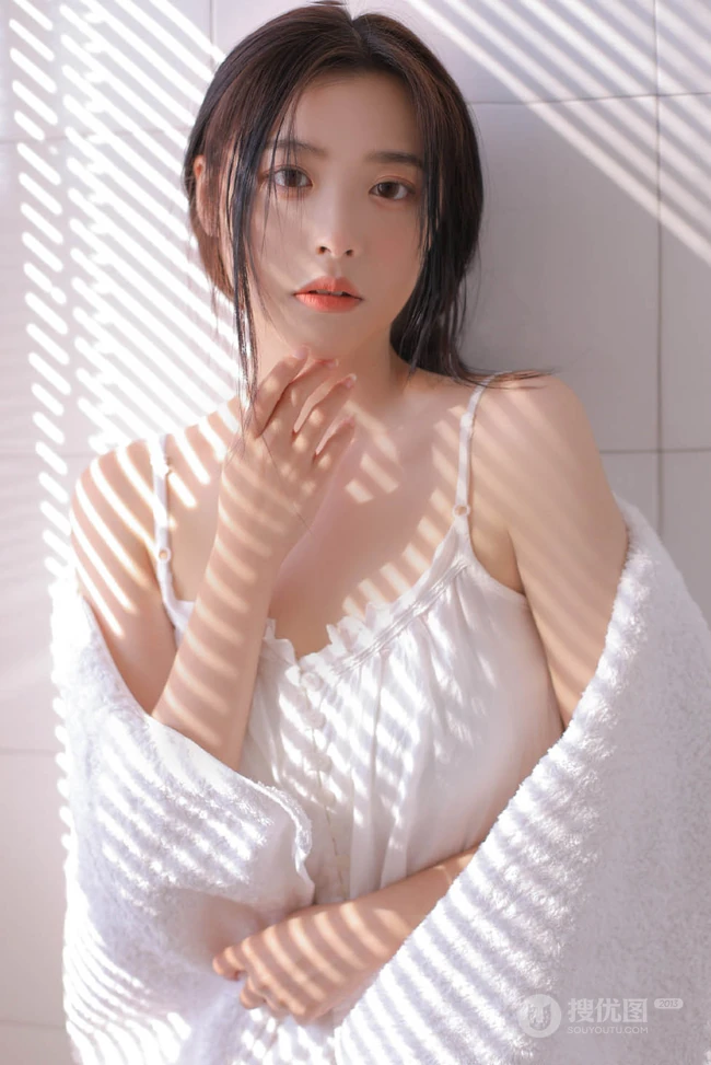 百叶窗前围着浴袍的女生佳人气质大秀香肩气质写真图片