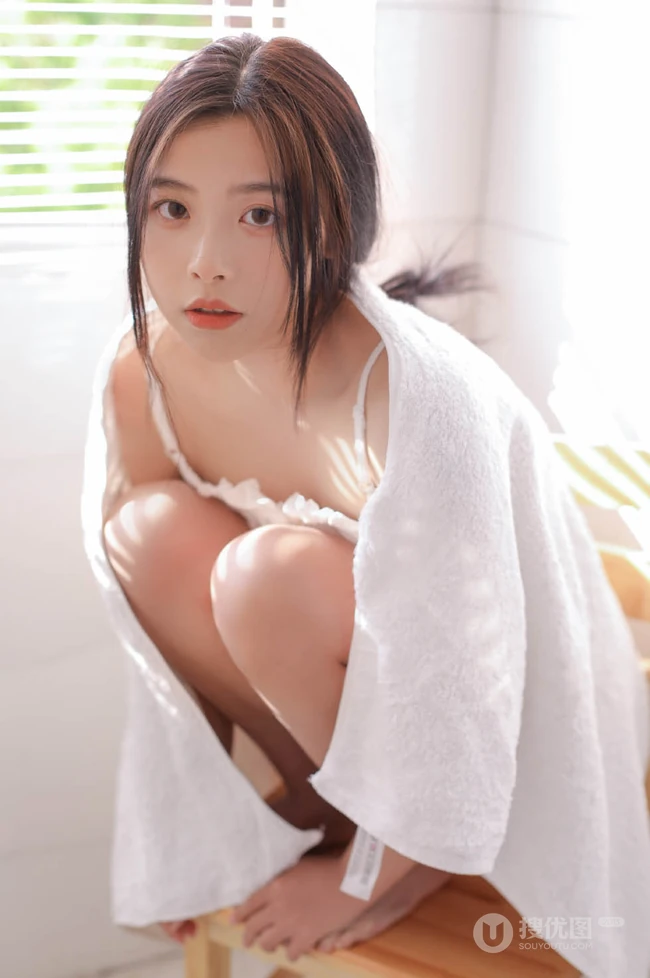 百叶窗前围着浴袍的女生佳人气质大秀香肩气质写真图片