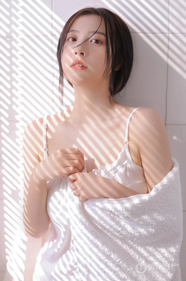 百叶窗前围着浴袍的女生佳人气质大秀香肩气质写真图片
