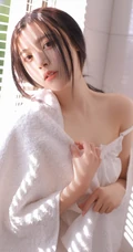 百叶窗前围着浴袍的女生佳人气质大秀香肩气质写真图片